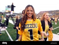 country-singer-sara-evans-leaves-the-field-after-singing-the-national-anthem-before-the-alabam...jpg