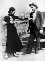 Bonnie-Parker-shotgun-Clyde-Barrow-1933.jpg