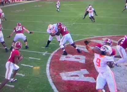 Alabama blocking on TD pass.jpg