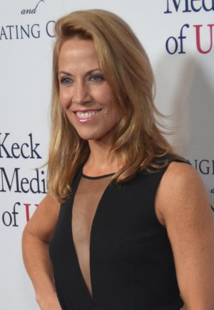 Sheryl_Crow_-_November_2014_(cropped).jpg