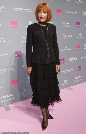 69470639-11938033-On_the_pink_carpet_In_her_caption_she_noted_she_was_in_Germany_f-m-4_1680624...jpg