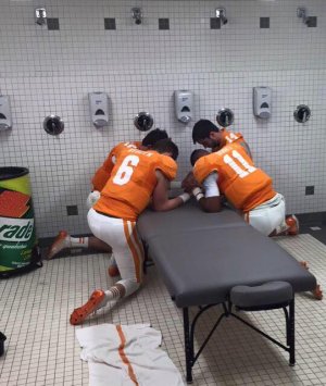 VOLS PRAY.jpg