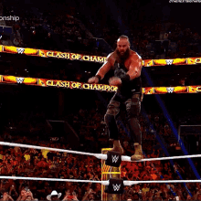 braun-strowman-diving-splash.gif