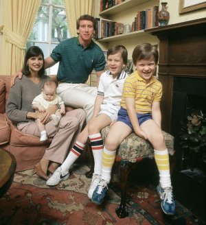 1981-archie-olivia-cooper-peyton-eli-manning-family-portrait-001290677jpg.jpeg