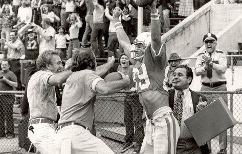 Gus Manning & Cigar, Larry Seivers touchdown.jpg