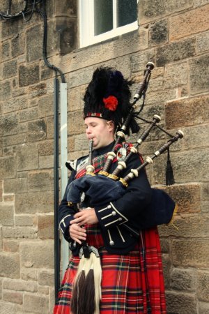 Bagpiper_in_Edinburgh_001.jpg