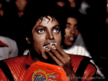 michael-jackson-eating-popcorn.gif