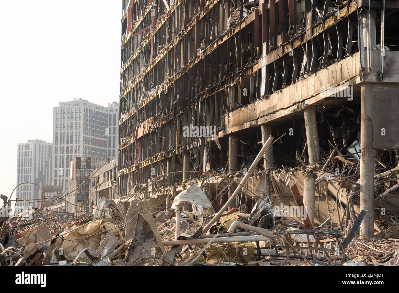 russia-war-damage-building-explosion-devastation-2022-russian-invasion-of-ukraine-war-torn-city-destroyed-building-ruins-city-attack-bomb-shell-of-2J2NJDT.jpg