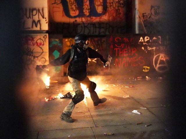 portland-riot-burning-trash-fire-getty-640x480.jpg