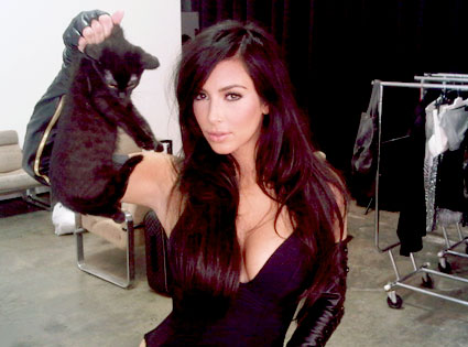 425.kardashian.kim.twitter.lc.041910.jpg