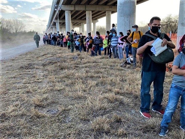 Migrants-at-Texas-Border-in-Feb-640x480.jpeg