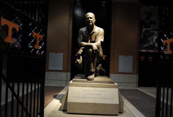 NeylandStatue.jpg