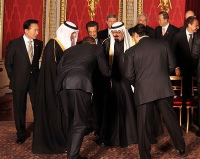 ObamaBowstoSaudiKing