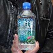 20071107_a_bottle_of_fiji_water_73061643_18.jpg