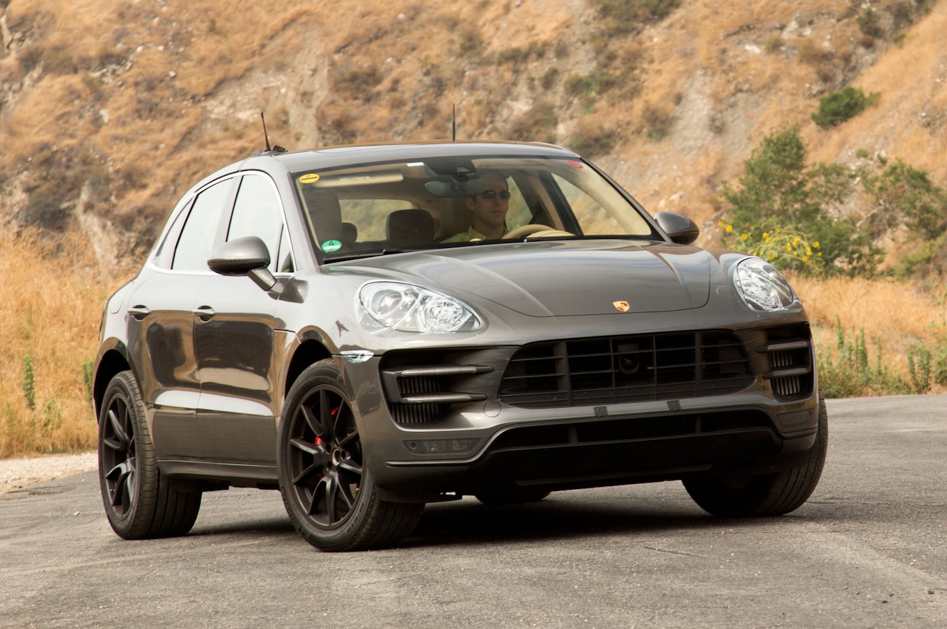 2015-Porsche-Macan-front-view-03.jpg