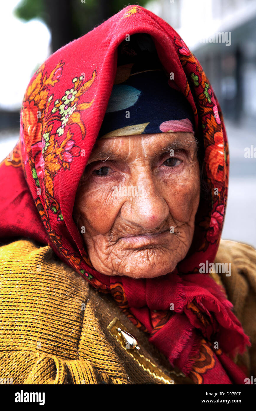 old-gypsy-woman-beggar-madrid-spain-D97FCP.jpg