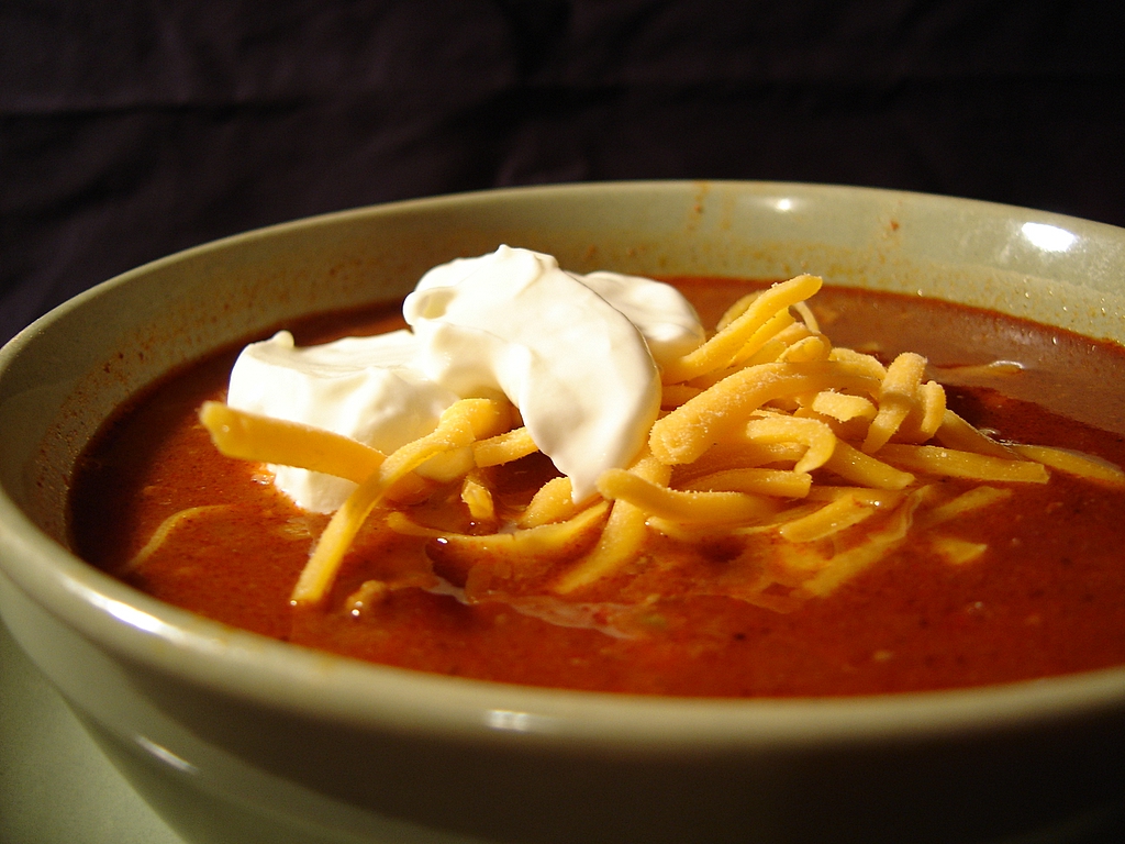 Bowl_of_chili_with_sour_cream_and_cheese.jpg