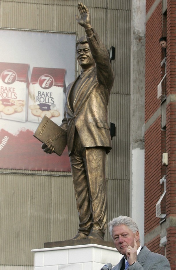 clinton-statue-kosovo.jpg