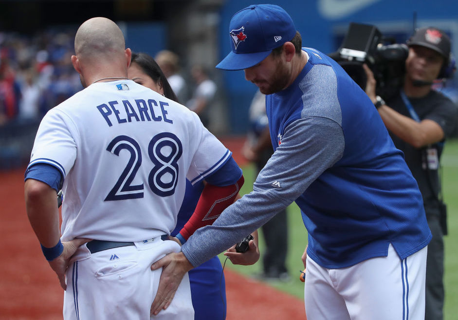 mlb-player-patting-butt.jpg