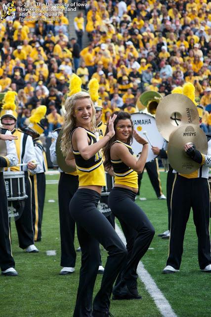 university-of-iowa-cheerleaders-L-G9i5In.jpeg