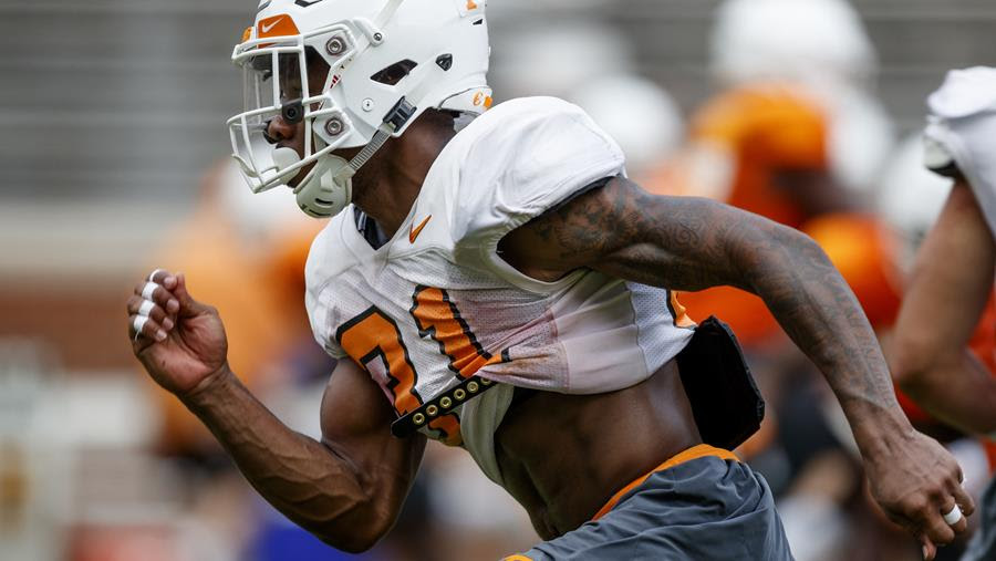 VOLS CAMP REPORT: Tennessee’s Running Backs Bond During Competition