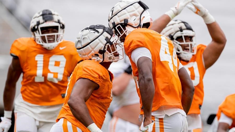 Defensive Front Sets Tone In Vols’ First Preseason Camp Scrimmage 