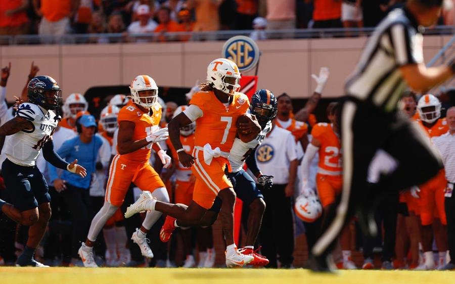 #23/20 Tennessee Strikes Early, Races Past Roadrunners, 45-14