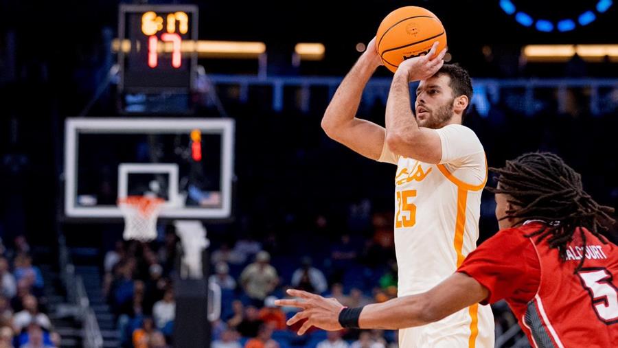 Vols Sixth in Blue Ribbon Rankings, Vescovi a Preseason All-American